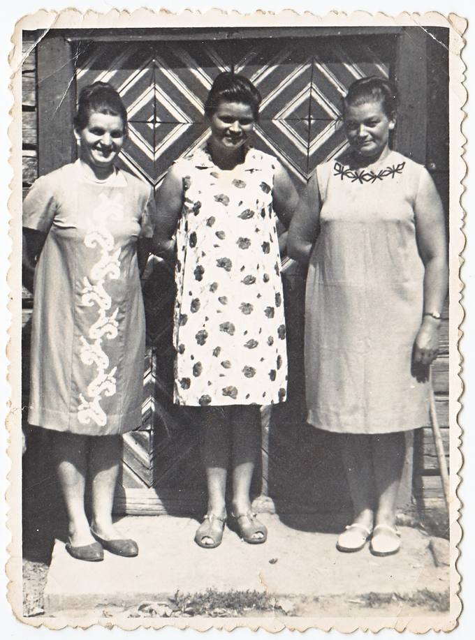 Trys seserys. Iš kairės: Stanislova Gradinskaitė-Stuogienė, Valerija Gradinskaitė-Reižienė ir Pranciška Gradinskaitė-Zajarskienė